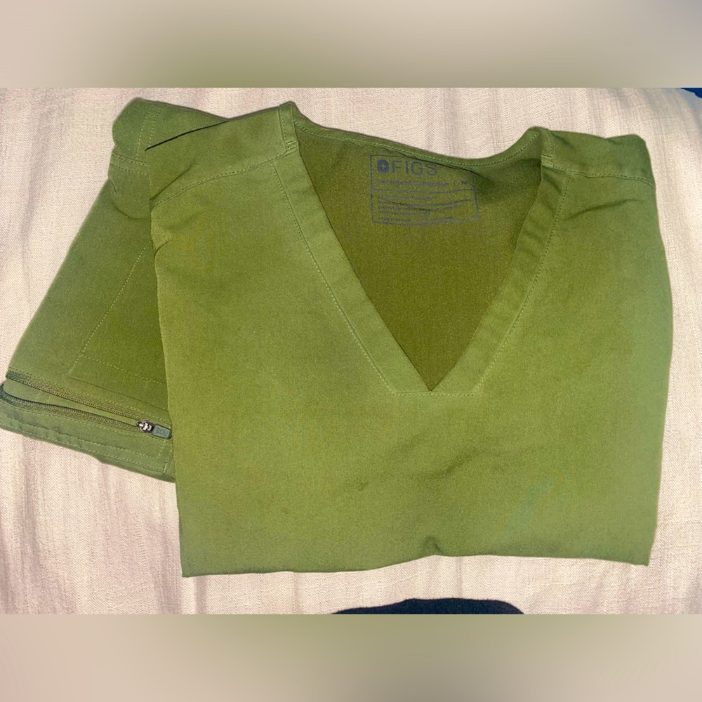 Figs scrub top and pants size Medium in both